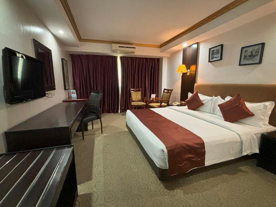 Lido De Paris Hotel Manilla Buitenkant foto